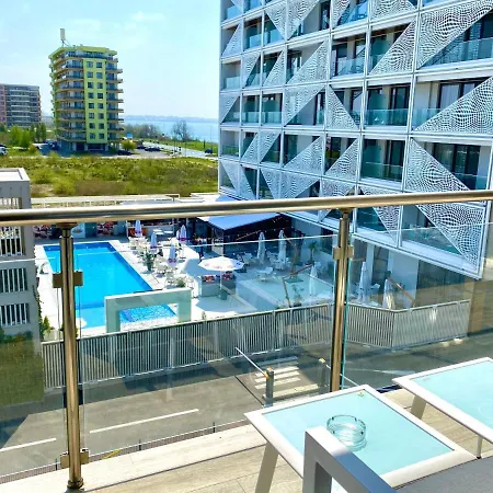 Nikolas Summerland Apartments Apartment